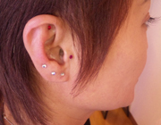 耳に貼るのはおしゃれなストーン