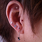 耳に貼るのはおしゃれなストーン